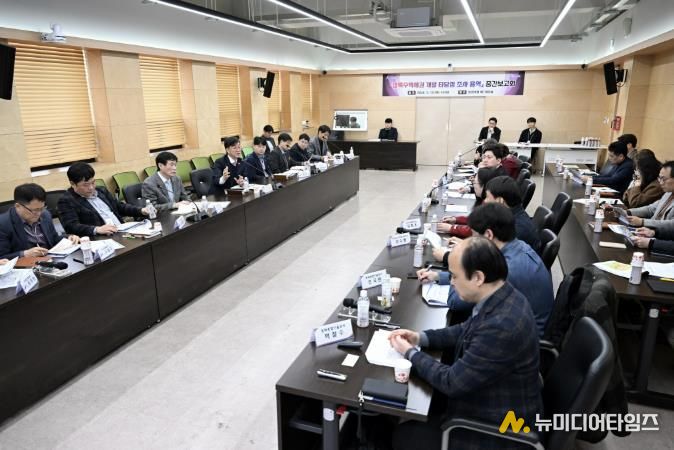 이민근 안산시장이 12일 안산시청에서 열린 ‘상록수역세권 개발 타당성 조사 용역’ 중간보고회에서 사업 방향에 대해 논의하고 있다.