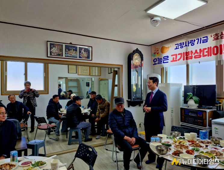 강진군이 칠량면 만복마을 경로당에서 고기밥상데이를 갖고 있다.