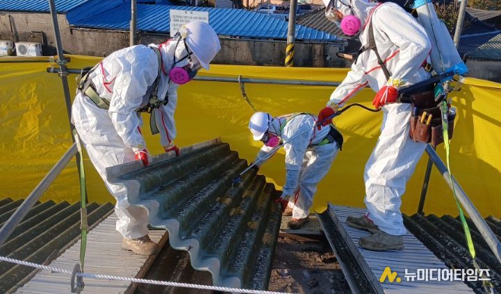 슬레이트 철거 공사가 진행중인 모습.