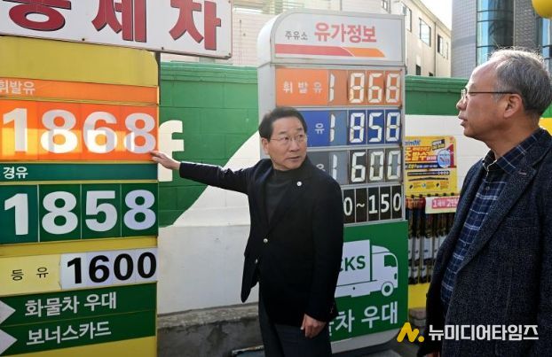 유정복 인천광역시장이 13일 남동구 한 주유소를 찾아 한국주유소협회 관계자들과 간담회를 갖고 유가를 점검하고 있다