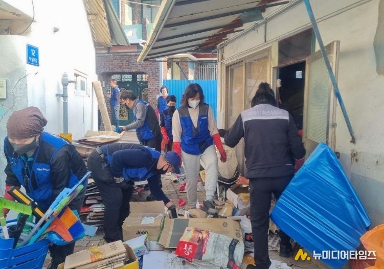 덕연동 우리동네 복지기동대 ‘봄맞이 사랑의 집 청소’