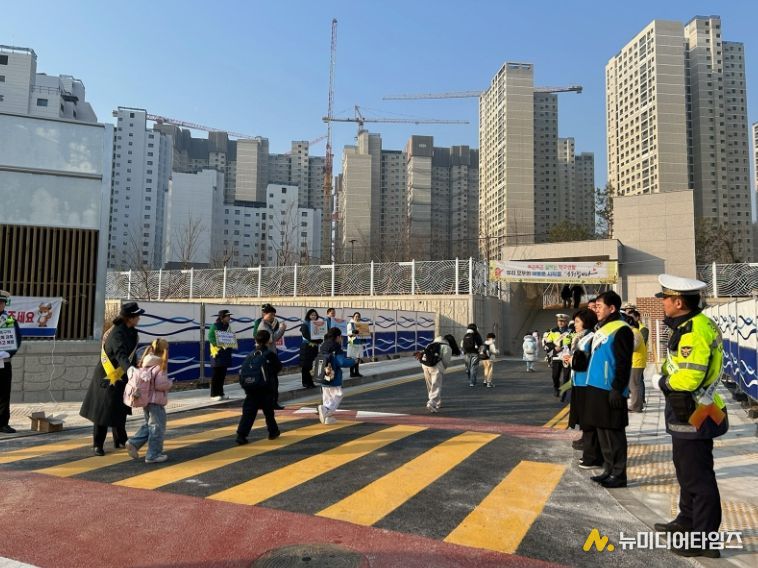 개학기 맞아 검단호수초 등굣길 교통안전 캠페인