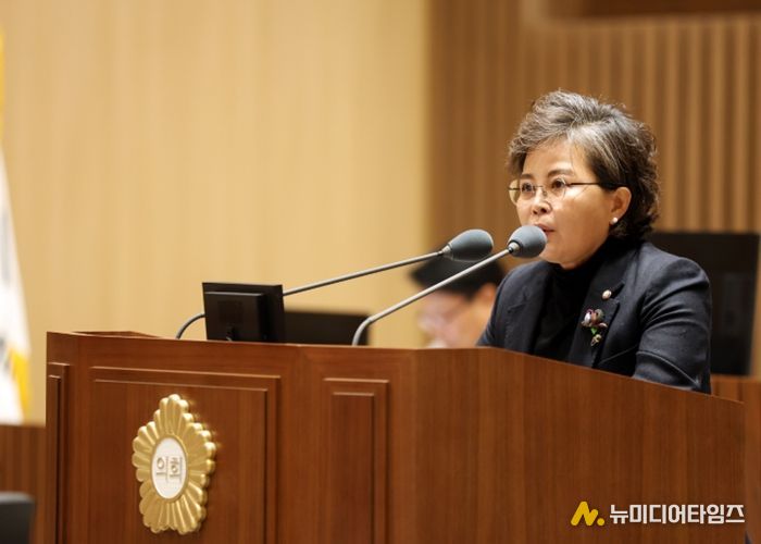 김미경 수원특례시의회 의원이 12일 제399회 임시회 2차 본회의에서 5분 자유발언을 하고 있다.