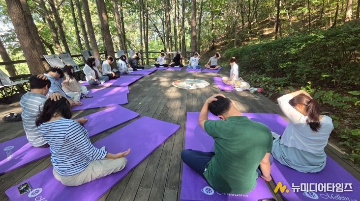배우자와 함께하는 숲속 요가