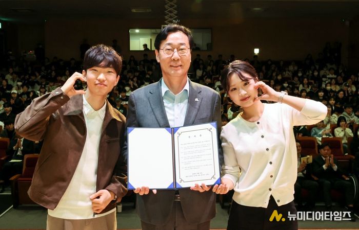 정명근 화성특례시장이 화성시장학관 신규 입사생 대표들과 함께 입사 선서문을 들고 기념촬영을 하고 있다.