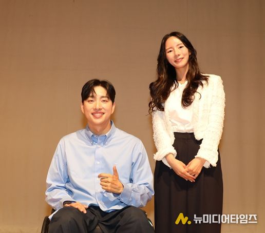 장애인식개선 강연회에 참석한 윤정회 의원 <사진제공> '장애인식개선 강연회'에서 위라클 박위 대표(좌)와 용산구의회 윤정회 의원(우)