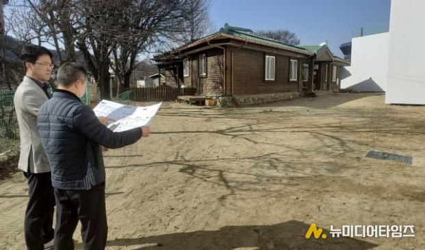 아산시 관계자(도로시설과장 외)가 외암교차로 개선공사 민원현장을 점검하고 있다.