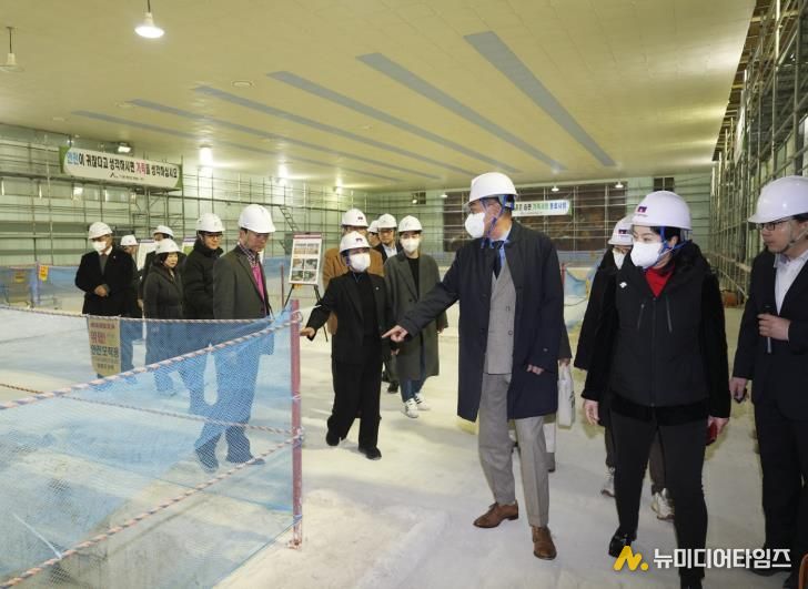 올림픽기념국민생활관 내 공사현장과 스크린파크골프장을 방문한 정문헌 구청장의 모습