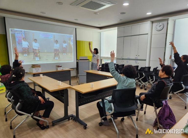 치매안심센터 쉼터 소규모 프로그램 운영사진
