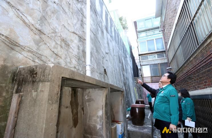 박일하 동작구청장이 13일, 동작구 사당동 한 주택가에서 해빙기를 맞아 노후 옹벽·석축 등 안전사고 예방을 위한 현장 점검을 하고 있다