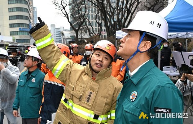 오세훈 서울시장이 16일(월) 중구 소공동 소재 복합건축물 화재 현장을 찾아 피해 상황을 살피고 있다.