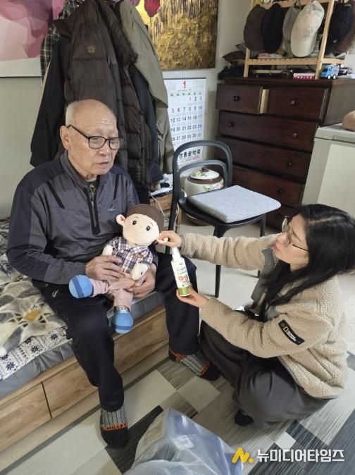 동무 되는 AI돌봄인형...홍성군, 스마트 돌봄서비스 호평