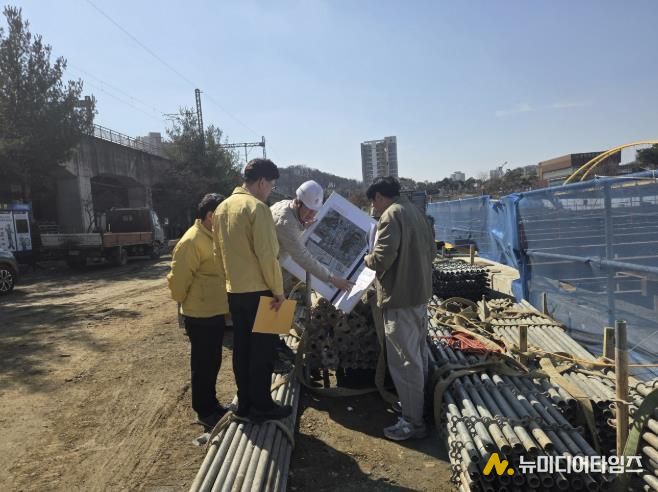공사현장 점검 사진(공사현장 관계자, 행정안전국장, 안전총괄과장)