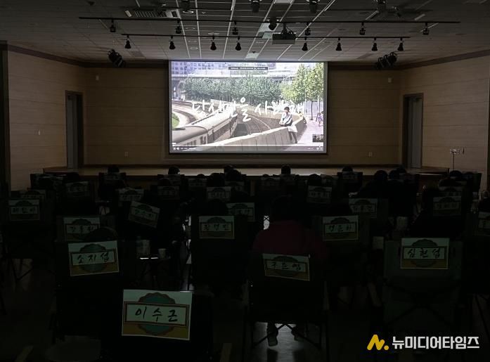 충주시, 어르신 영화 상영 프로그램 ‘청춘극장’ 18일부터 재개