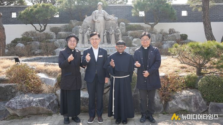 신필승 서산시 부시장이 17일 해미국제성지 일원을 방문해 서울 세계청년대회를 앞두고 추진 중인 사업을 점검했다.