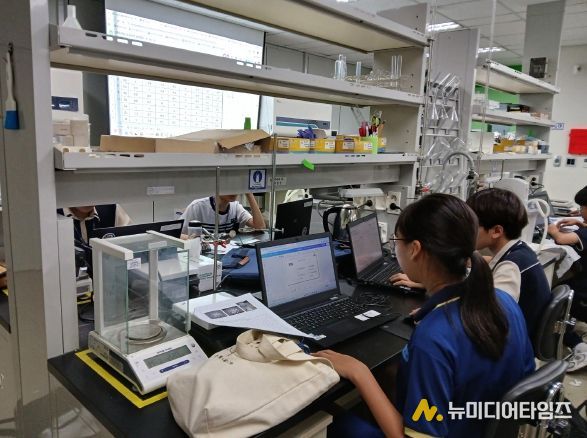 달성군 ''DGIST 과학창의학교' 개강 사진 2(자료사진. 지난해 진행된 화학기초수업 현장.)