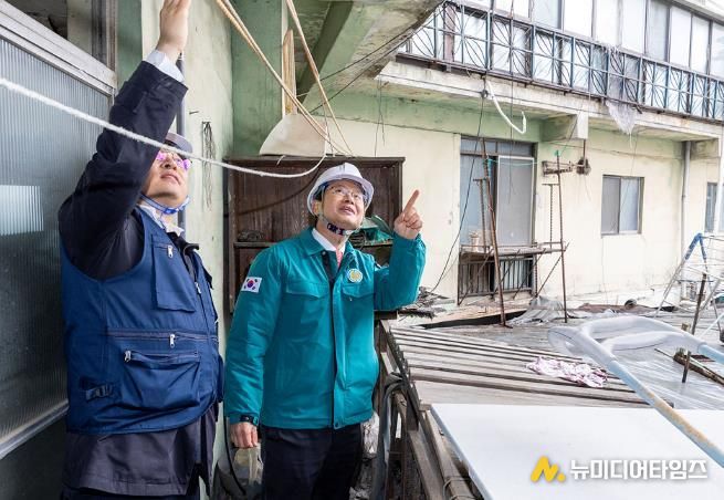 해빙기 대비 안전점검을 실시하고 있는 최호권 영등포구청장