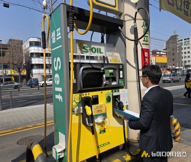 도봉구 지역 내 한 주유소에서 최고가격제 위반 여부 등을 점검하고 있다.