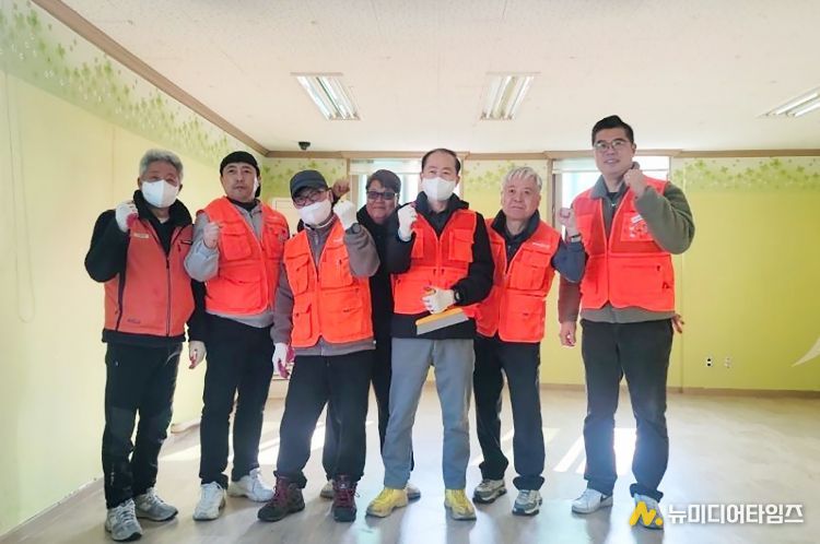 한국타이어 한가족봉사단원들이 대덕구 보훈회관에서 도배 봉사활동을 마친 후 기념촬영을 하고 있다.