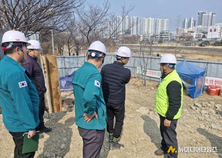 3월 17일 남구 안전보건지킴이가 봉덕2동 신천둔치 지하통로 연결 건설공사 현장을 방문하여 안전점검을 실시하고 있다.