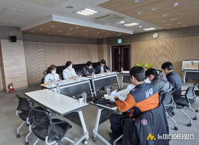 지난 12일 전인병원 8층 강당에서 관계기관 합동으로 산불 상황 대비 대피 토론 훈련이 진행되고 있다.