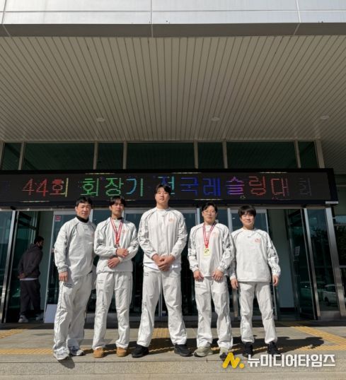 구로구청 레슬링팀이 제44회 회장기 전국레슬링대회장 앞에서 단체 사진을 찍고 있다. (왼쪽부터 강대규, 박성민, 박준호, 정용석, 나홍길 선수)