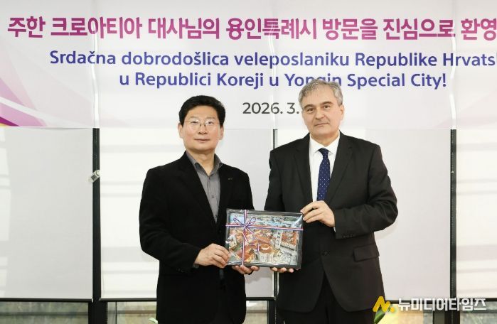 이상일 용인특례시장(왼쪽)은 용인시를 대표해서 다미르 쿠센 주한크로아티아 대사(오른쪽)로부터 크로아티아의 항구도시 자다르를 상징하는 사진을 선물받았다