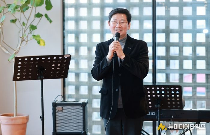 이상일 용인특례시장이 21일 민주평화통일자문회의 용인시협의회 자문위원과 함께하는 봄맞이 음악회에 참석해 인사말 하고 있다