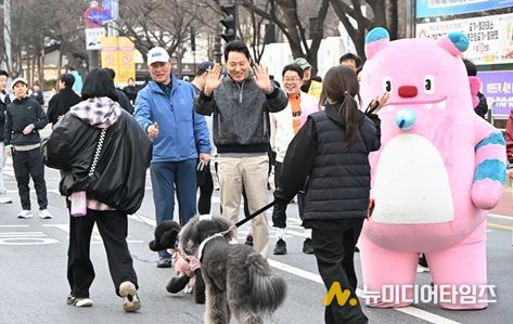 오세훈 서울시장이 22일(일) 오전 여의도공원에서 열린 '쉬엄쉬엄 모닝'에서 반려견과 함께 참여한 시민들의 완주를 응원하고 있다.