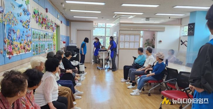 구로구가 경로당에서 어르신들을 대상으로 결핵 이동검진을 실시하고 있다.