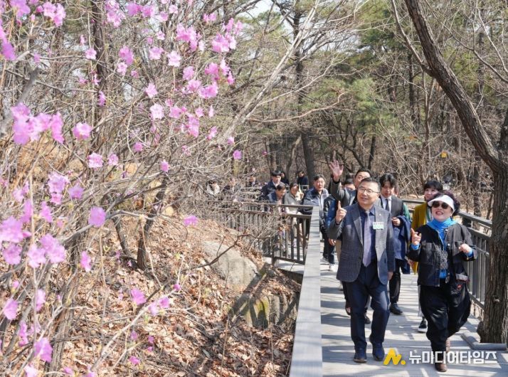 주민들과 걷기 중인 류경기 중랑구청장
