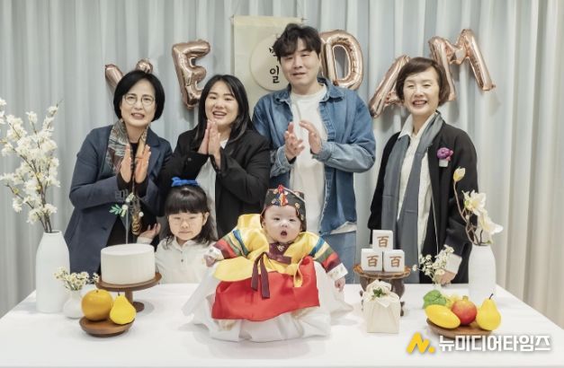 지난 23일, 이수희 강동구청장이(두 번째 줄 왼쪽에서 첫 번째) 강동어린이회관 ‘셀프 스튜디오’를 찾은 가족들과 기념 촬영을 하고 있다.