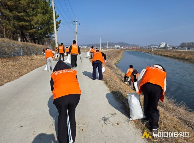 강화군복지재단 원더풀 복지봉사단, 봄맞이 환경정화에 앞장