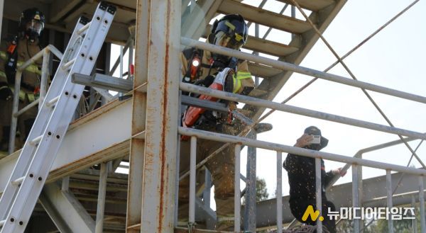 강진소방서 대원들이 전남소방기술경연대회를 앞두고 화재진압 훈련에 구슬땀을 흘리고 있다.