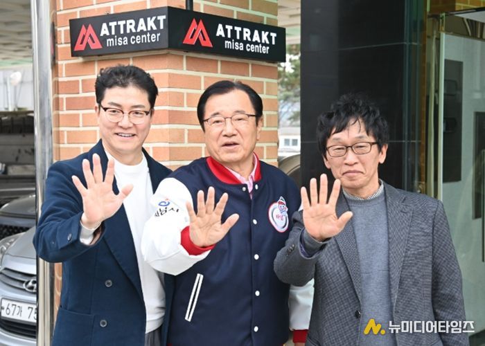 24일, 연예 기획사 ‘어트랙트’ 트레이닝센터 개소식에서 이현재 하남시장(사진 가운데), 전홍준 어트랙트 대표(사진 왼쪽), 이교욱 하남문화재단 대표이사(사진 오른쪽)가 기념사진을 촬영하고 있다.