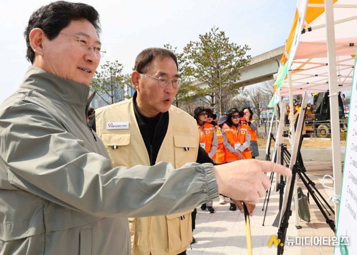 이상일 용인특례시장이 24일 '통합자원봉사지원단 모의훈련'에 참석해 재난 부스를 둘러보며 대응체계를 점검하고 있다