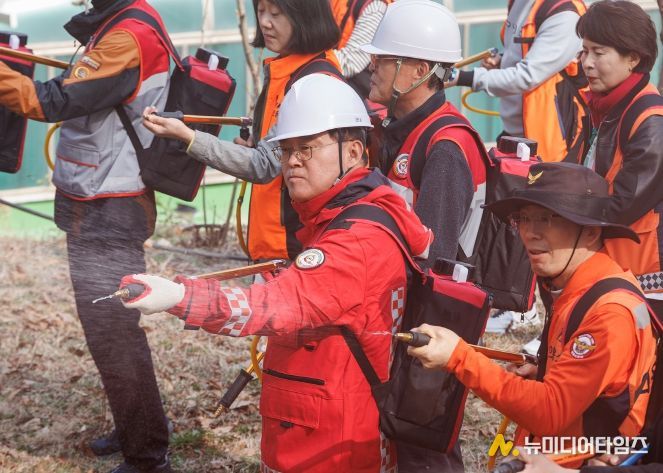 진교훈 서울 강서구청장(가운데)이 25일(수) 개화산 약사사에서 열린 ‘유관기관 합동 산불진압훈련’에서 등짐펌프를 매고 잔불진화작업을 하고 있다.