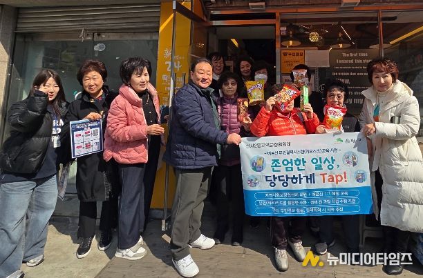 키오스크 교육을 마치고 기념 촬영을 하는 프로그램 참여자들과 신사2동 관계자들