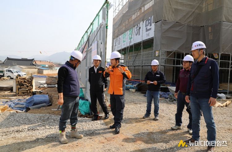 정용인 강진소방서장이 공사현장을 직접 순회하며 임시소방시설 설치 상태와 용접 작업장 불티 비산 방지 조치 여부를 지도·점검하고 있다.