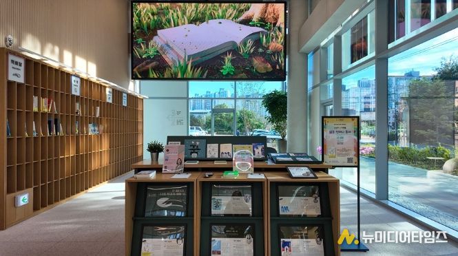 문산도서관 1층 안내데스크 내부 전경