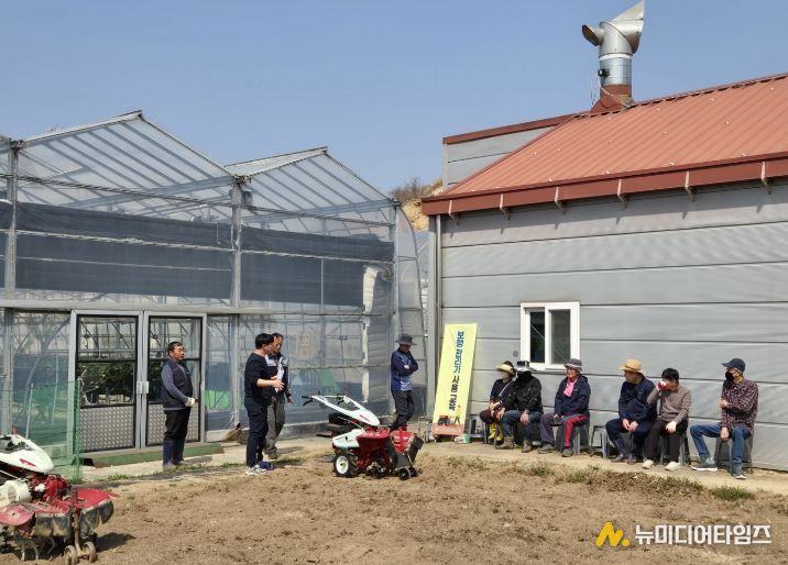 충남 계룡시는 지난 25일부터 27일까지 소규모 영농을 하는 시민을 대상으로 보행관리기 교육을 실시하여 큰 호응을 얻었다.