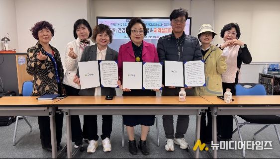 정릉3동지역사회보장협의체와 정릉3동 주민센터, 에치와이 정릉점 관계자들이 고독사 예방을 위한 업무협약 체결 후 기념촬영을 하고 있다.