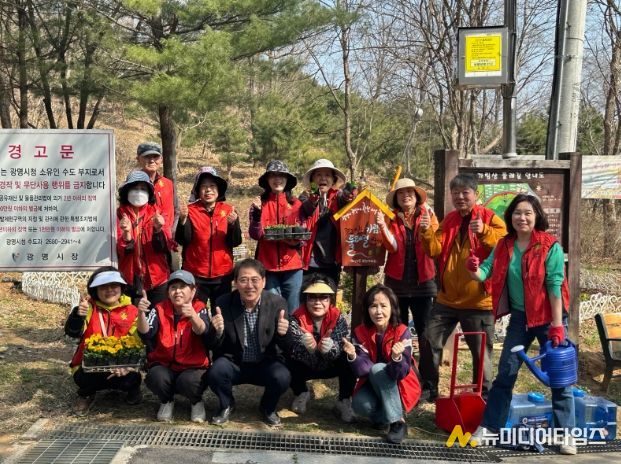 하안1동 주민자치회, 가림산 둘레길에 ‘봄꽃 향기’ 심다