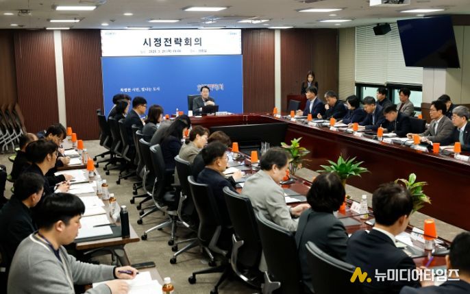 정명근 화성특례시장이 26일 시정전략회의에서 종량제 봉투 불안 사태에 대한 대책을 긴급 지시하고 있다.