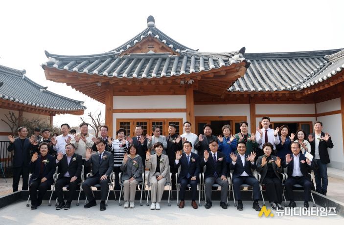 장미영 수원특례시의회 문화체육교육위원장을 비롯한 참석자들이 ‘남수헌’ 개관식 후 기념촬영을 하고 있다.