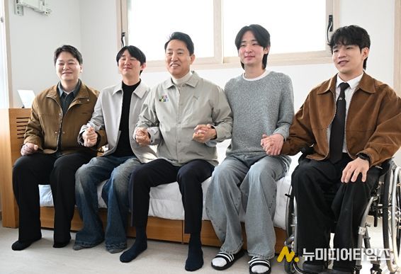 27일(금) 서해수호의 날을 맞아 위국헌신청년주택을 찾은 오세훈 서울시장이 부상제대군인들과 기념사진을 촬영하고 있다.