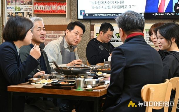 오세훈 서울시장이 27일(금), 소상공인 음식점을 방문해민생 현장의 애로사항과 골목상권 활성화 방안을 청취하고 있다.