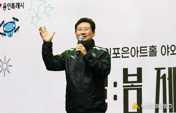 27일 용인포은아트홀 야외광장에서 열린 야간 테마형 축제 제철 예술광장에서 이상일 시장이 축사를 하고 있다.