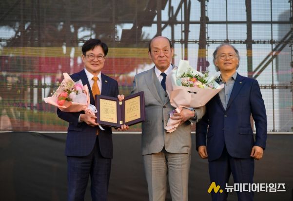 김병수 시장이 제15대 심수관에게 명예시민증을 수여했다.