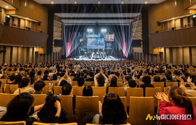 28일 용인포은아트홀에서 이상일 시장은 '그림과 스토리가 있는 음악회' 해설자로 참여했다